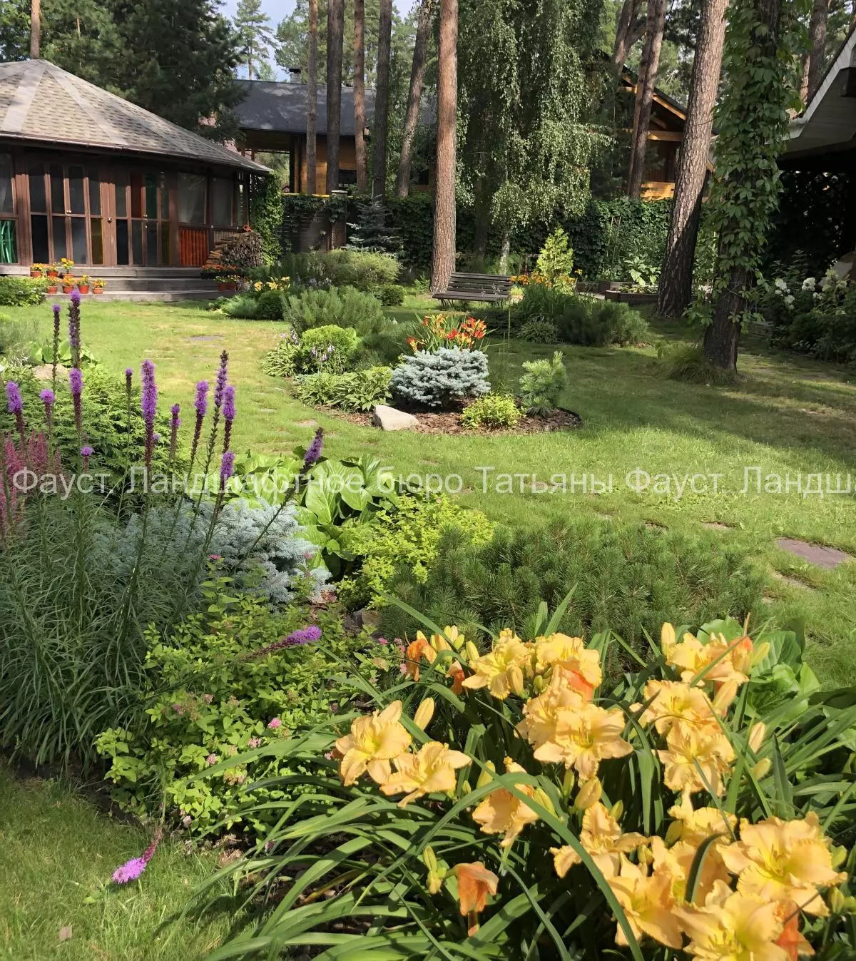 Сад с цветниками в бору